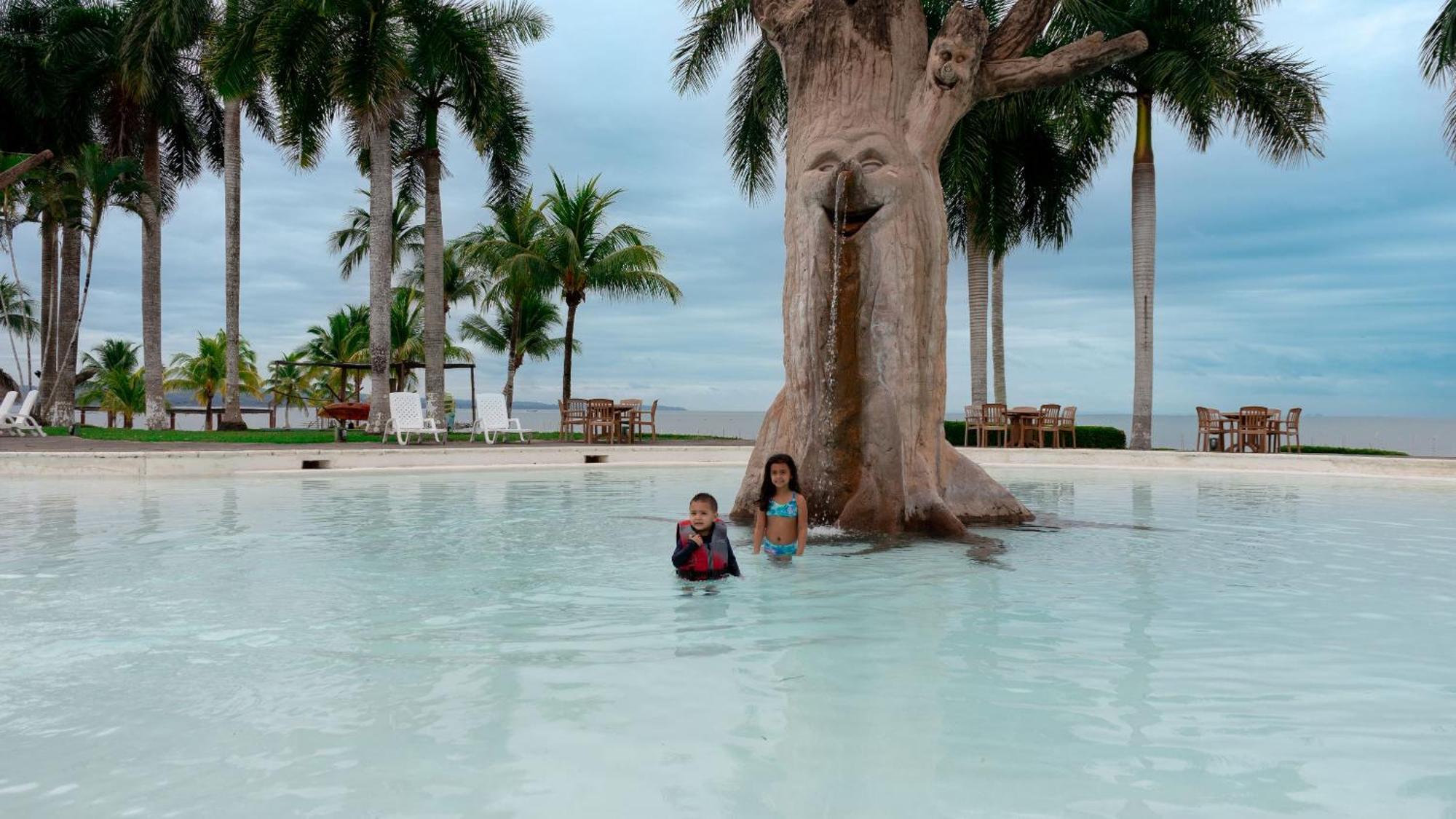 Amatique Bay Hotel Puerto Barrios Exterior foto